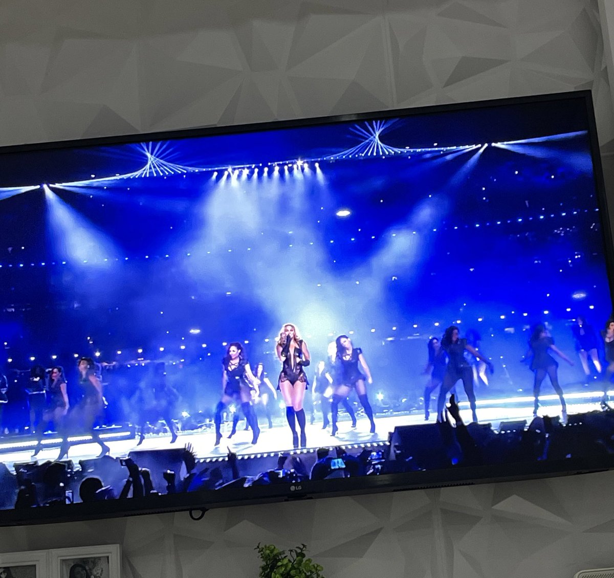 robertomolinaa_'s tweet photo. aquí viendo un SHOW de SUPERBOWL https://t.co/rjiX5GBlnF