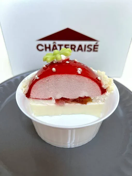 【シャトレーゼ】1秒で買うって決めた。激かわすぎる「苺そのまんまケーキ」まるで宝石みたいに綺麗なの!シャトレーゼの「まんまる苺ケーキ」がかわいい上にとってもおいしい。ミルク風味のパンナコッタに甘酸っぱい苺ムースが相性バツグン! 