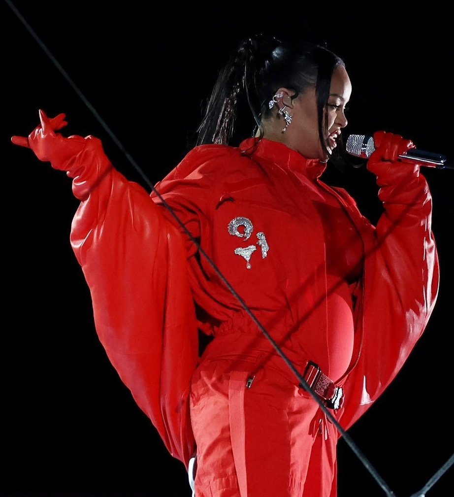 RihannasNavy01's tweet photo. Rihanna 
2022.              vs.      2023 https://t.co/rpbAwumG2n