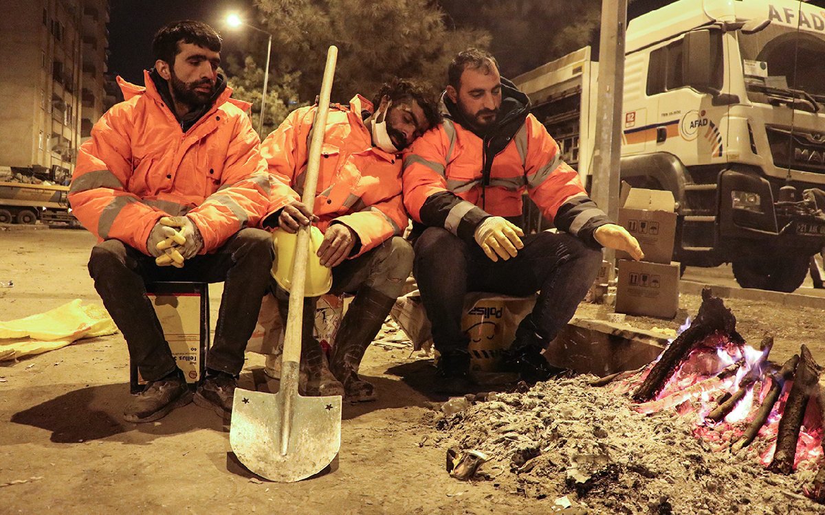 BulentYurtdas's tweet photo. They didn’t care the weather conditions. They didn’t care sleeping or eating. They sacrificed themself for helping people who needed. We can not pay all of your effords rest of our lifes. All of you are anonymous heroes in our hearth, we will never forget. #keepuphope @emrkongar https://t.co/CjJQmXZGLX