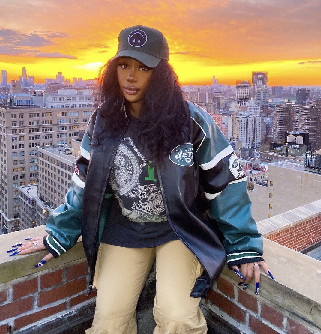 DailyRapFacts's tweet photo. SZA’s “SOS” album has now spend 8 consecutive weeks at #1 selling 100K units this week 🏆 https://t.co/xvNw2Zdcf9