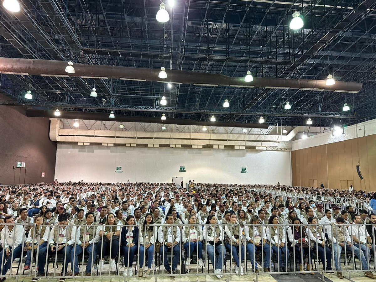 Letamaya's tweet photo. En la 4T trabajamos para el bienestar de las y los mexicanos. Integrantes del gabinete participamos en Tabasco y Veracruz en las reuniones estatales de Bancos del Bienestar que encabeza el presidente @lopezobrador_. https://t.co/W4fijt75si