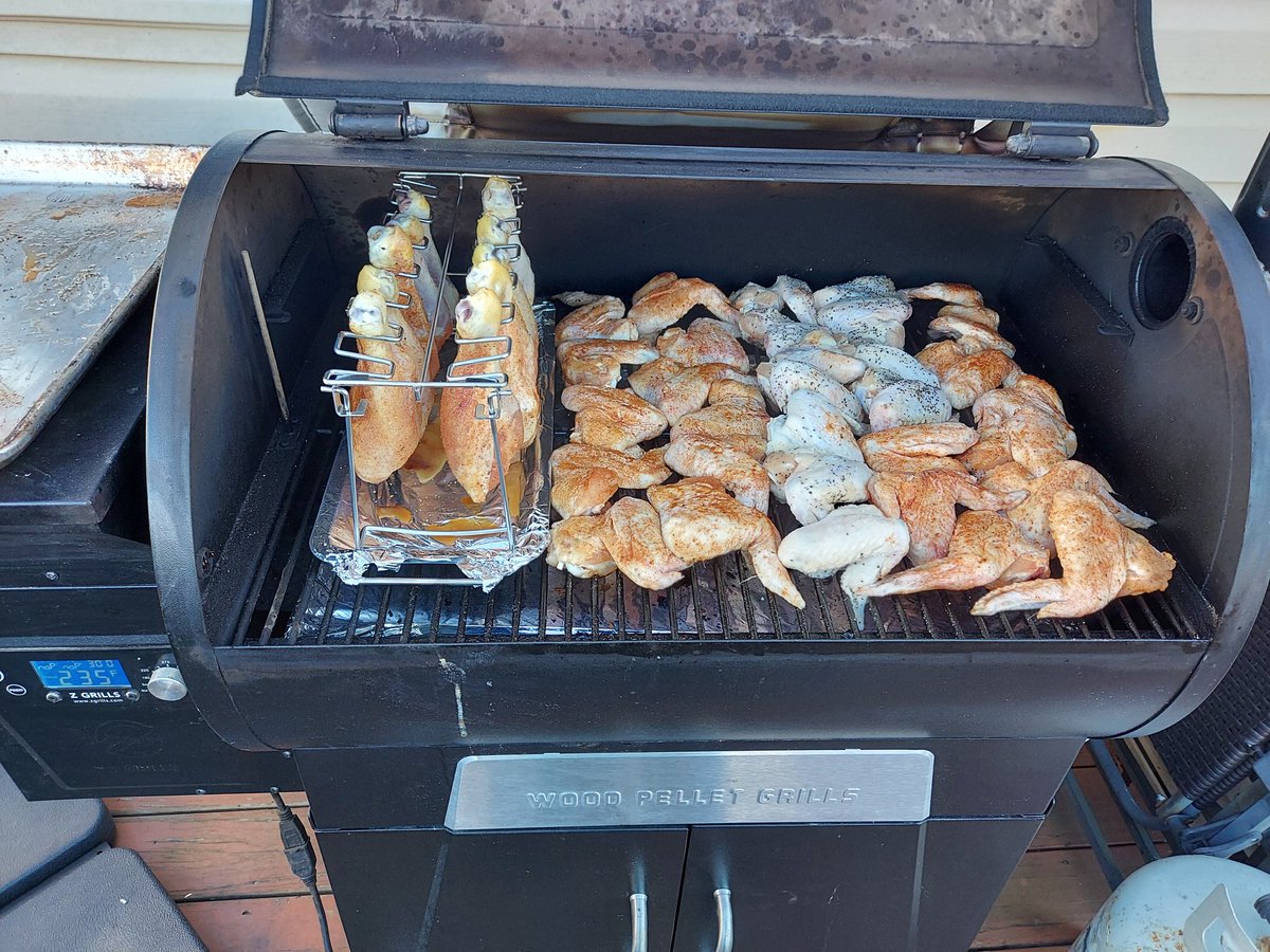 ryanmfeldman's tweet photo. @MeatChurch got some yard birds on thw grill getting ready for the big game https://t.co/mSakhP1qhg