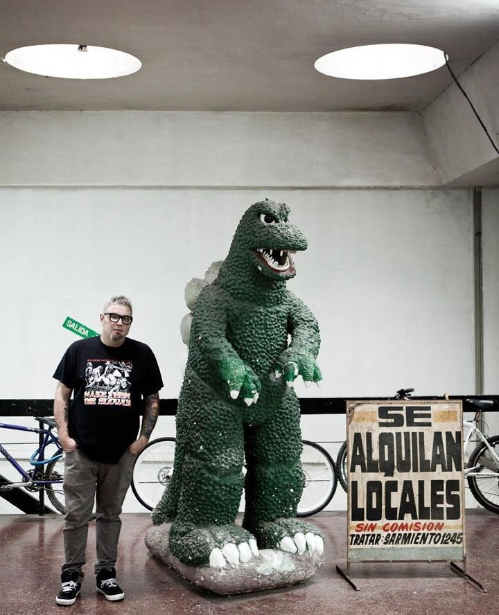 licenale's tweet image. ¿Recuerdan el episodio de #FrameFatale referido a Mothra vs. Godzilla? Ahí mencionan una escultura que está en la Galería del Óptico (Av. Corrientes entre Libertad y Talcahuano). Acá vemos a Calo posando junto a ella, en el marco de la gira promocional de Un importante preestreno