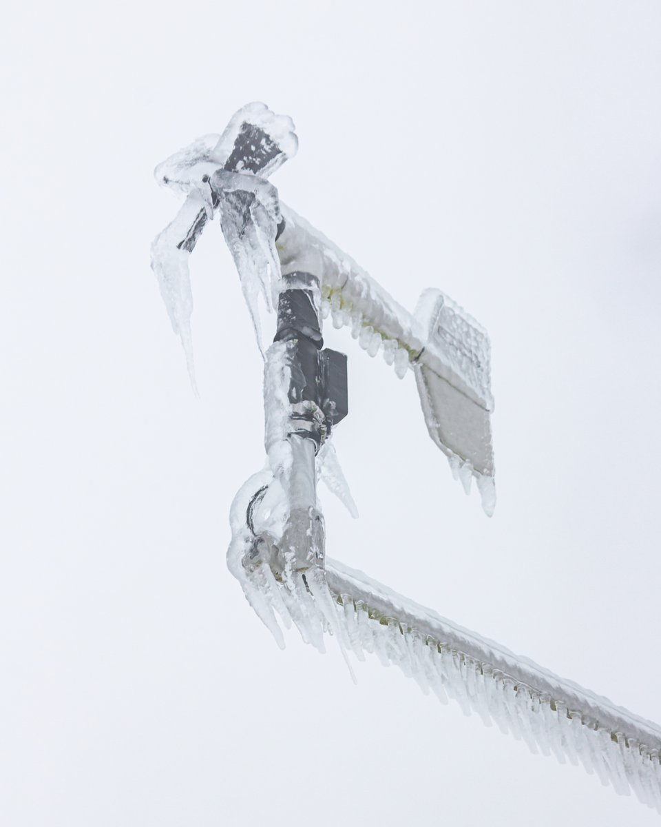 EFisherWX's tweet photo. I couldn't help but chuckle when I saw the anemometers on @NCSCO's Bearwallow Mountain station were frozen in opposite directions... https://t.co/3Fj1OmEpEu