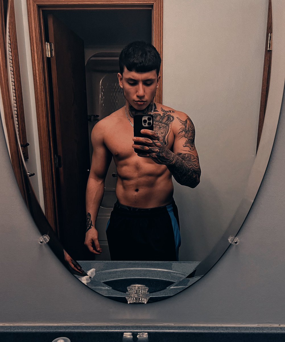 ItzTrystin1's tweet photo. I got two words for ya : Vi ral 

Now re tweet cuz it took forever to edit dis shi 😂😂🔥🔥😘 #trending #model #tattoos #ink #mexican #gym #fitness #trainer #bulking #gorillamind 🦍 https://t.co/EyWp1meKHH