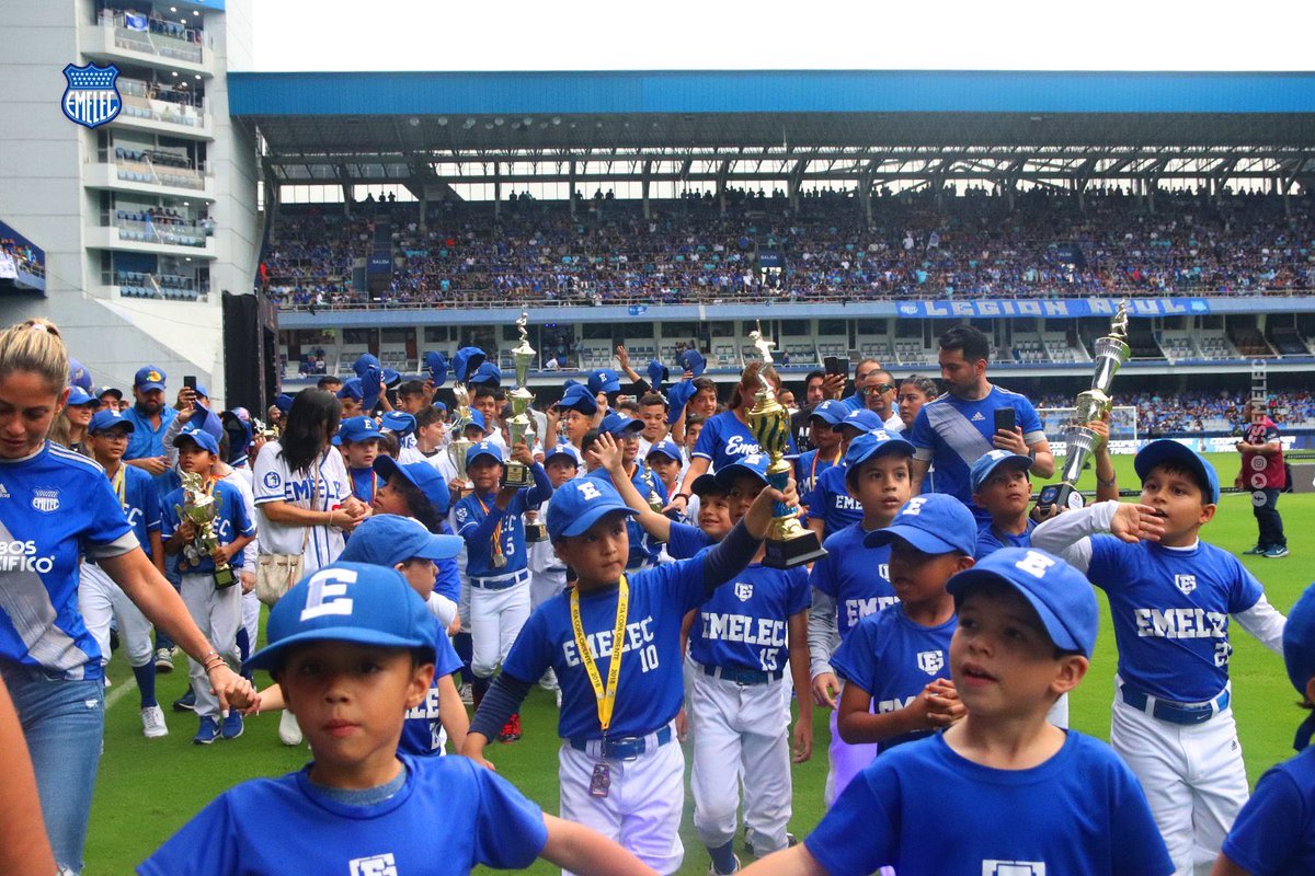LaCalderaStore's tweet photo. Emelec realizó la presentación de otras disciplinas deportivas el día de ayer, como hinchada valoramos mucho el esfuerzo de la directiva por mantener vivo el espíritu deportivo histórico, que siempre tuvo nuestro club. #explosionazul2023 https://t.co/Dk0L7Gub1L