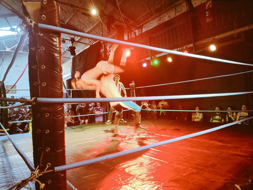 hernanpanessi's tweet photo. Increíble lo que esta pasando con la lucha libre en Argentina gracias a los pibes de @NuevaEraArg y @eltopesuicida_. Tremendo show, artistas de primera y un público que se pone re loco. Tienen que ver esto al menos una vez en la vida. https://t.co/smj9M4cL4z