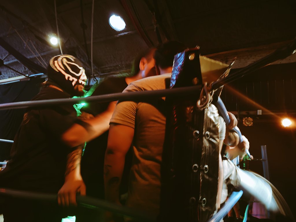 hernanpanessi's tweet photo. Increíble lo que esta pasando con la lucha libre en Argentina gracias a los pibes de @NuevaEraArg y @eltopesuicida_. Tremendo show, artistas de primera y un público que se pone re loco. Tienen que ver esto al menos una vez en la vida. https://t.co/smj9M4cL4z