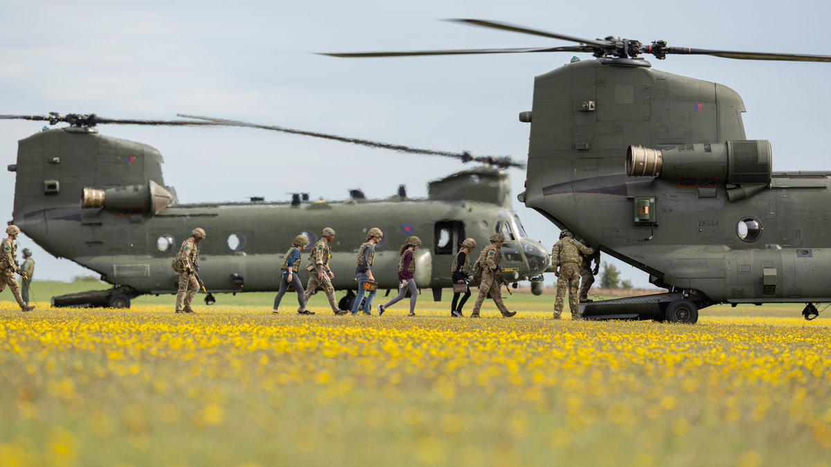 thomas_winstone's tweet photo. Sainsbury plains, pick up point alpha
@RoyalAirForce @RAF_Odiham #chinooktaxiforce
#RAFOdiham #Chinook #ch47 #lowflying #helicopter #RAF #Wokka #USAF #Mountains #Military #airforce #fighteraircraft #chinookforce #teamodiham #chinookdisplay #bladeslap https://t.co/OQvMHhw1Pu