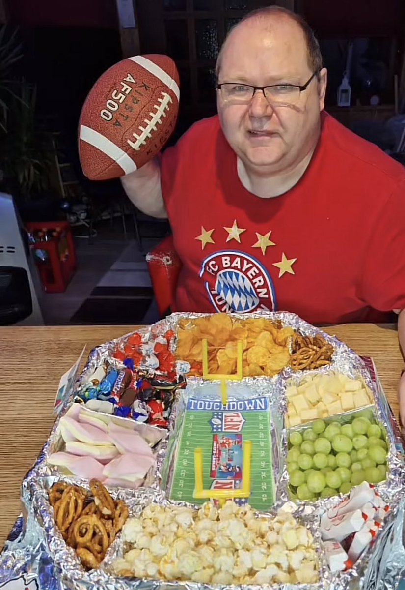 es war viel Schweiẞ &amp; Arbeit aber es hat sich gelohnt. Der Snackpalast ist fertig und ich bin „ready“ das Ding endlich zu inhalieren. Meine Linie ist mir egal. Auf gehts!! #packmas  #Snackstadion #ranNFLsuechtig 🤪🤩🏉🏉🏈