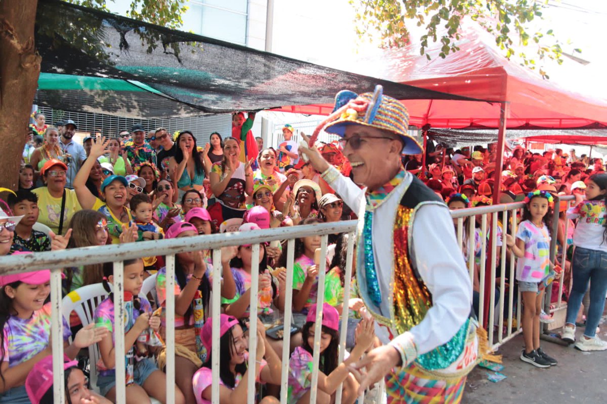 Sebastiang2023's tweet photo. ¡El semillero del Carnaval está más vivo que nunca! 👏🏽
Que alegría volver al #CarnavalDeLosNiños y compartir con los más pequeños de la Fiesta. Hoy me vestí de Marimonda para representar la jocosidad y alegría de los niños y niñas. ❤️ https://t.co/O7sHl6rEhR