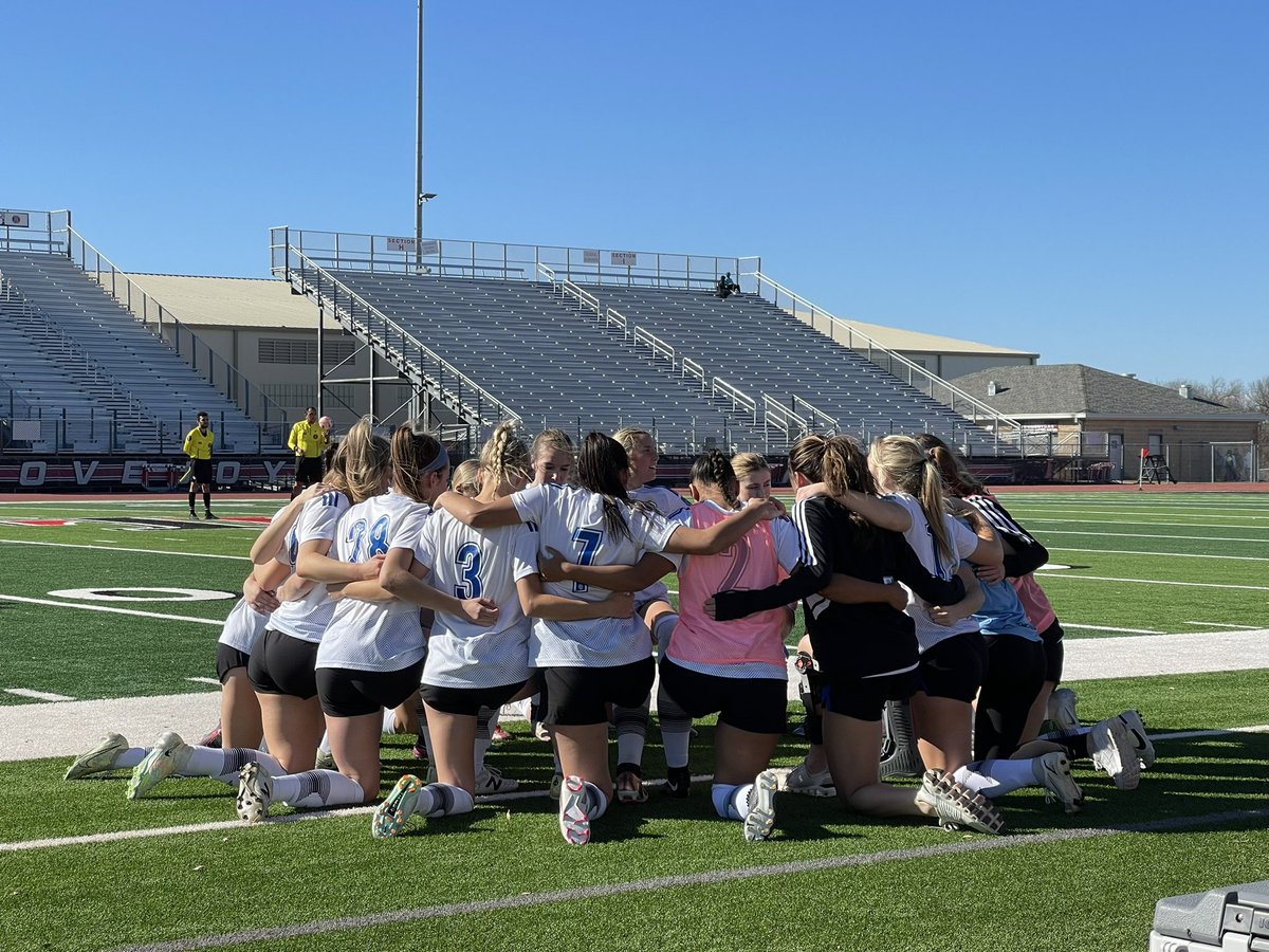 We reach halftime 2-2 with Energy after an action packed opening frame

Both teams failed to convert early PKs - @maddiemueller04 w a huge save

We fought back to level twice thanks to ⚽️ by @Ellabirdlewis & @eviebakerrr 
🅰️ @catewagner_ & Ella

Let’s come out 💪 for 2nd half!