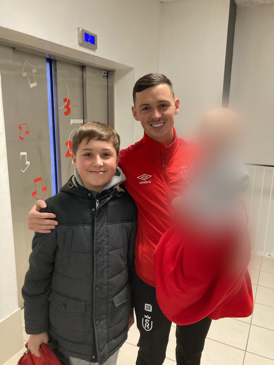 dr_mgeorge's tweet image. Dixième match à #Delaune et enfin notre première victoire en famille à domicile. Et quelle démonstration, 4-0 contre l’@estac_officiel. Bravo au @StadeDeReims et 1000 mercis à #WillStill, @Flips_Alexis, @yehvann et #YA5 d’avoir mis des étoiles dans les yeux de mon fils 🤩👏🙏🔴⚪️