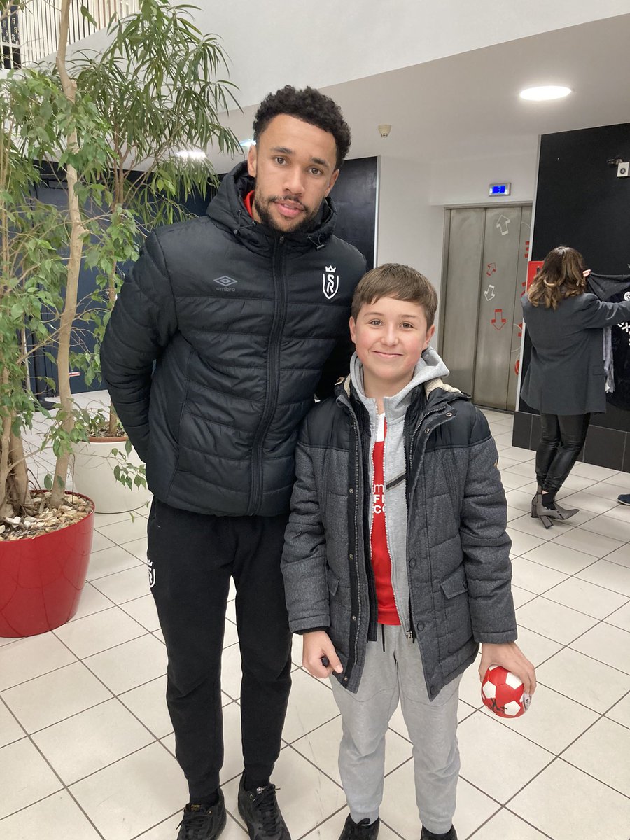 dr_mgeorge's tweet image. Dixième match à #Delaune et enfin notre première victoire en famille à domicile. Et quelle démonstration, 4-0 contre l’@estac_officiel. Bravo au @StadeDeReims et 1000 mercis à #WillStill, @Flips_Alexis, @yehvann et #YA5 d’avoir mis des étoiles dans les yeux de mon fils 🤩👏🙏🔴⚪️