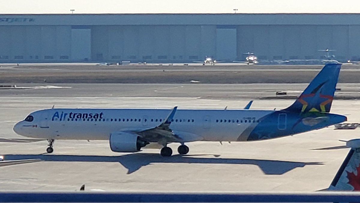 veryboeing's tweet photo. Air Transat #A321 -271N #CGOJC heading to work in CYYZ https://t.co/Fg2lvD9Uou