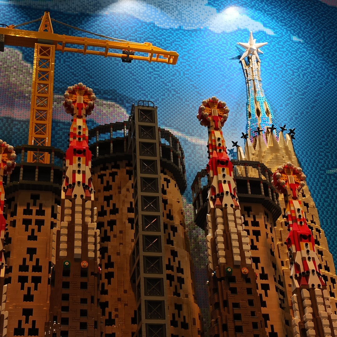 AFOLbarcelona's tweet photo. 🏗️🌟The construction of the #SagradaFamília at #LEGOFlagshipStoreBCN advances in parallel to the original

#barcelona #barcelonacity #bcn #ilovebarcelona #visitbarcelona #barcelonaexperience #catalunya #AFOLbarcelona #Barnabrick #legobarcelona #afol #lego #rebuildtheworld https://t.co/tBnilBC662