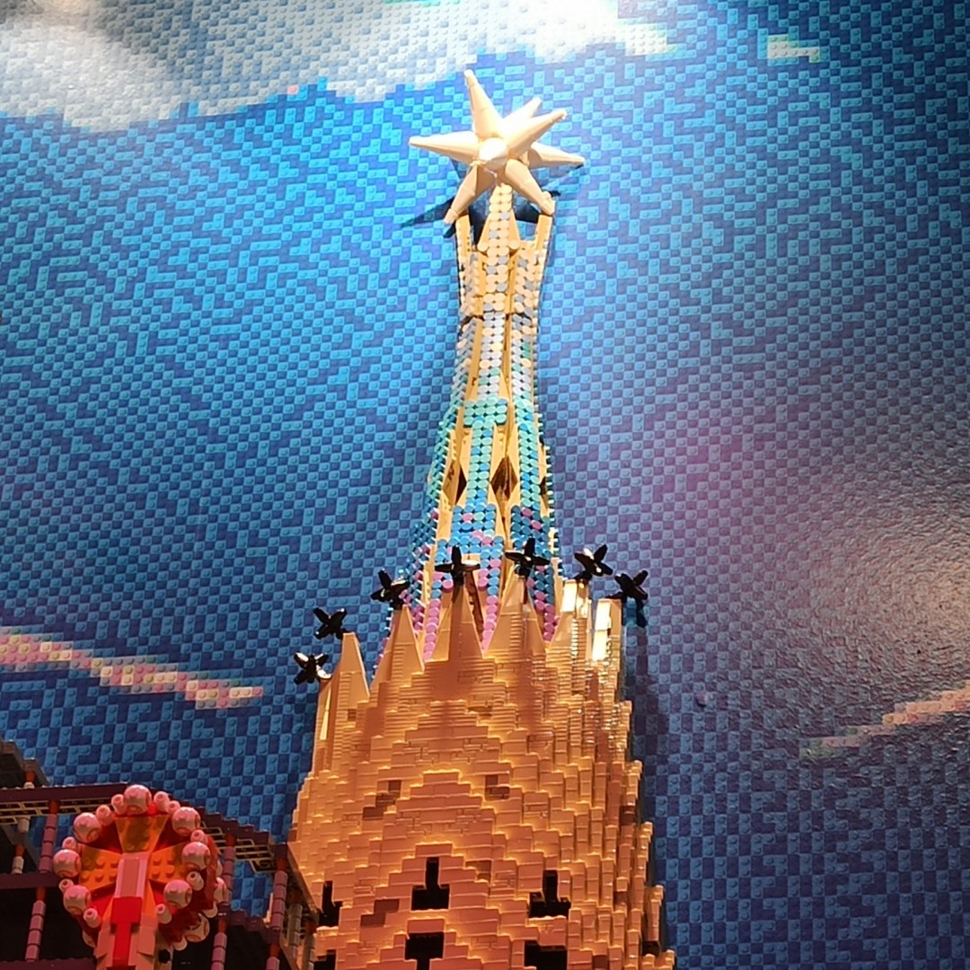 AFOLbarcelona's tweet photo. 🏗️🌟The construction of the #SagradaFamília at #LEGOFlagshipStoreBCN advances in parallel to the original

#barcelona #barcelonacity #bcn #ilovebarcelona #visitbarcelona #barcelonaexperience #catalunya #AFOLbarcelona #Barnabrick #legobarcelona #afol #lego #rebuildtheworld https://t.co/tBnilBC662