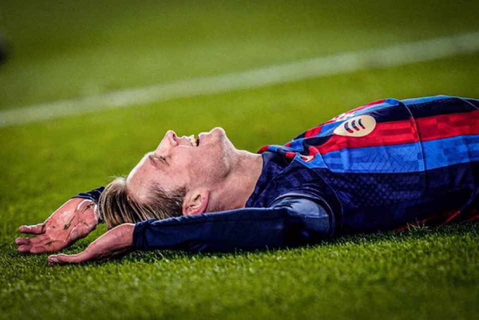 ادارة هاجمته كثيرا ليقبل الخروج
اعلام لم يرحمه ابدا مع انه لم يخطئ
حتى المدرب لم يحميه في الملعب 
فضل الصمت والبقاء حتى اصبح ركيزة اساسية في برشلونة !

فقط الكبار هم من يردون في الملعب
دي يونغ قطعة من ذهب والله ذهب
محظوظين يا ارجل اشقر💙❤️