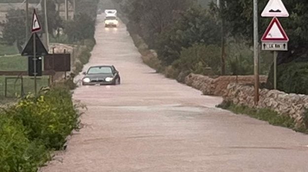 Crolla ponte in provincia di ragusa, decine in coda per visitare il luogo della catastrofe - tinyurl.com/2occsh5x