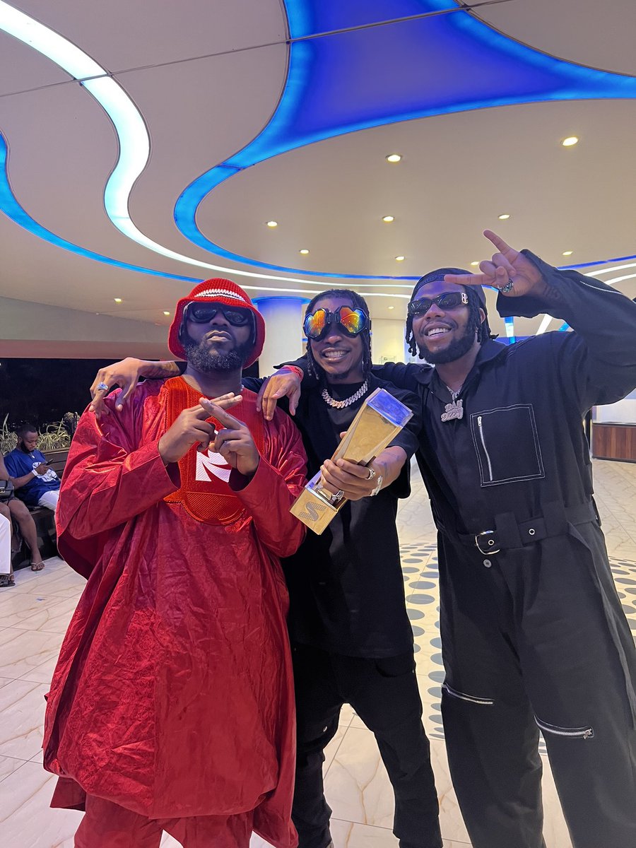 DeRidaz's tweet photo. I 2 Love this three guys on this image below…I believe one day imma get a collab with @Odumodublvck_  🙏🙏💙🖤 Love to my ph bros @iDanDizzy &amp; @1dabanton 🙏 #congratulations #Davido #Wizkid #BBTitans #BABYMONSTER https://t.co/l2eKb1vZR3