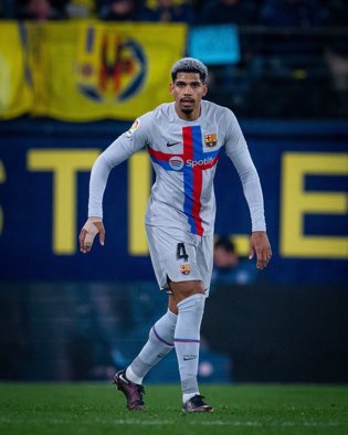 Es actualmente Araujo el mejor central del mundo? Solo un “SI” o un “NO”, no hace falta dar explicaciones.