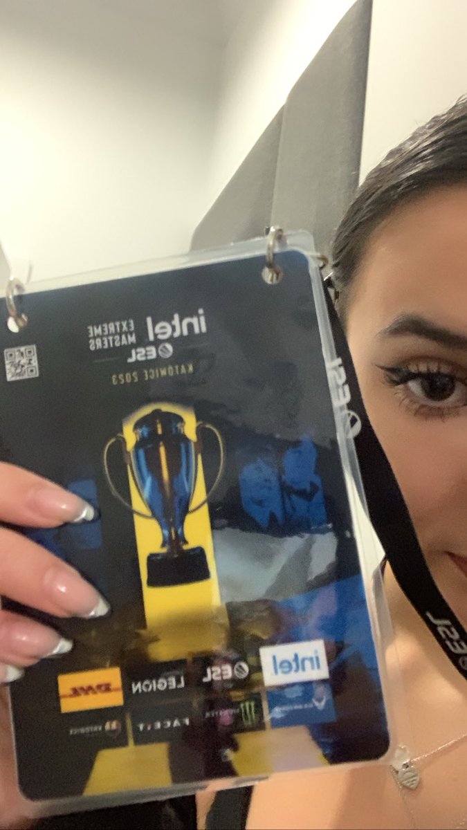 wingsfu's tweet image. #IEMKatowice pictured here: the only heroic fan in all of poland