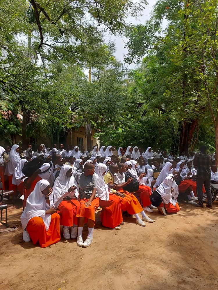 YunaMuhas's tweet photo. It was an honour to participate on a short session that took place at Jangwani secondary school, concerning the engagement and participation of girls in science in order to promote gender equality in the field of science and technology.
#girlinscience
@UNICEFTanzania https://t.co/uJHOePKZyx