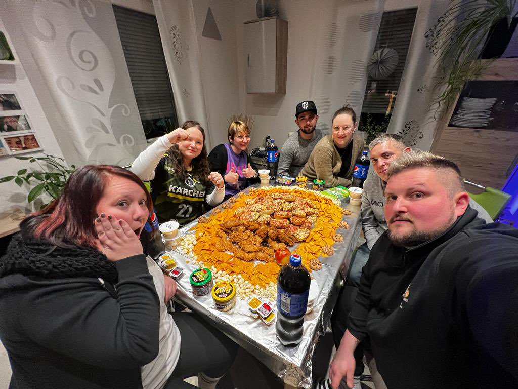fail_hero's tweet photo. Tischlein deck dich! Es ist angerichtet 👍 #ranNFL #ranNFLsuechtig #ran #SuperBowlLVII https://t.co/sD8yfI675X