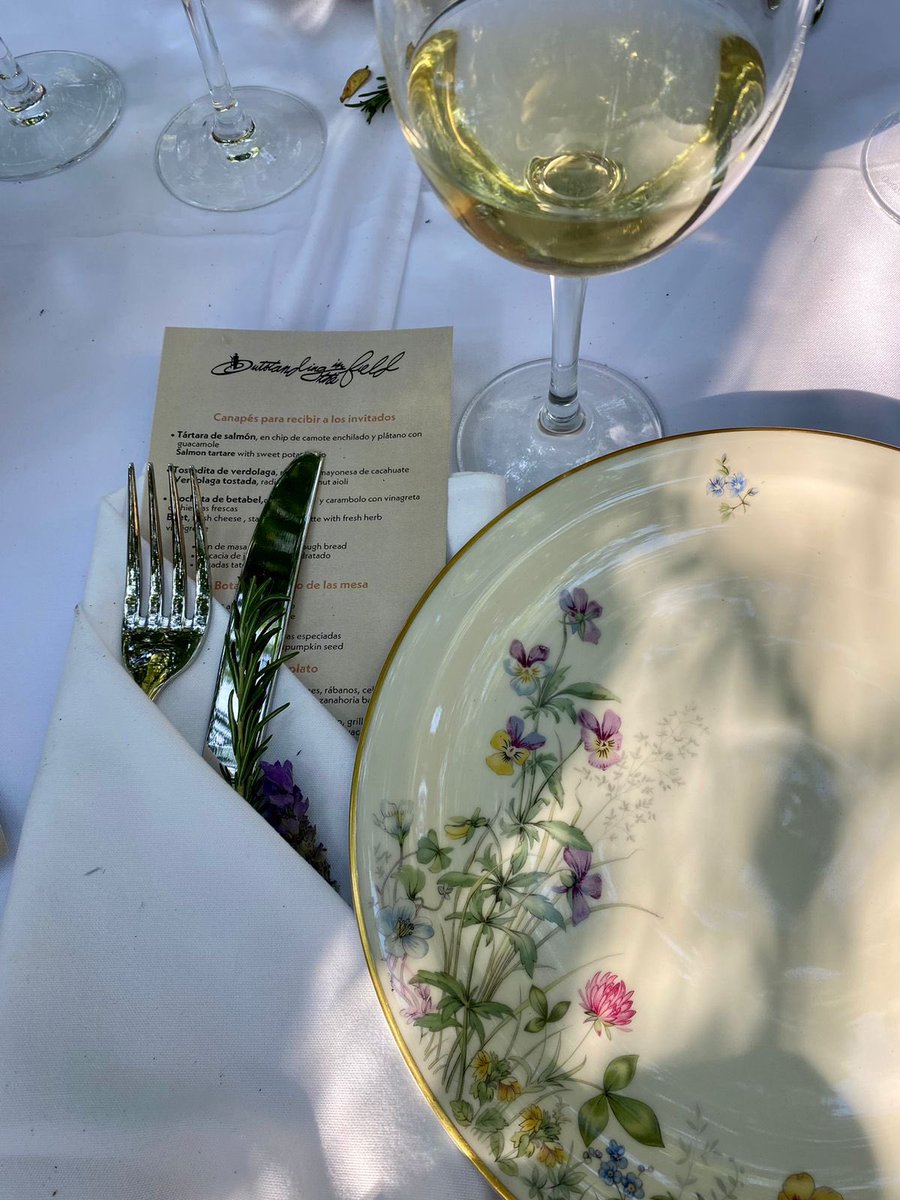 FoodandTravelMX's tweet photo. En este #outstandinginthefield, la chef Andrea Blanco de @pixcamx sirvió un menú para compartir de sabores frescos y francos, maridado con vinos queretanos. Destacaron platos como el ceviche de nopales y camarones, el pollo orgánico especiado a las brasas y los tacos de cecina. https://t.co/Xuaf63BDvx