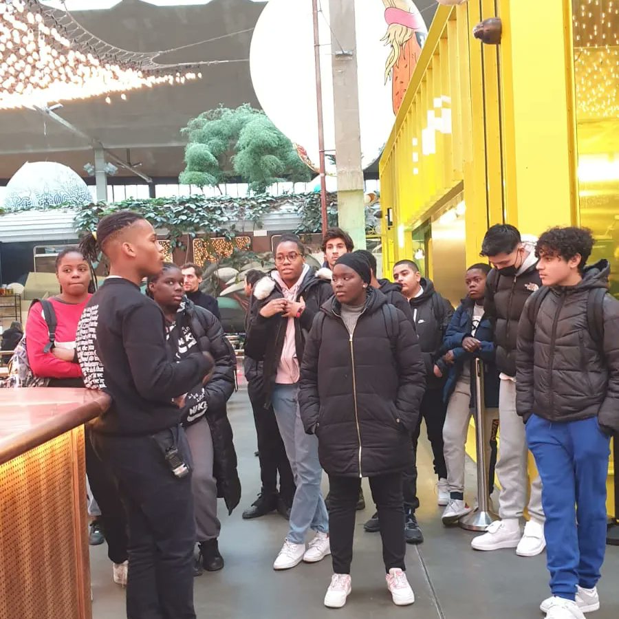 Le lycée Erik Satie, supportant le CLEE VI-XIV, organise les lundis de l'Hôtellerie-Restauration. Chaque lundi, un restaurant ou un palace nous ouvre ses portes. Ateliers, découverte, personnification des métiers. Merci à Laetitia Venturi-Foch, Inspectrice Eco-Gest et à la DAFPIC