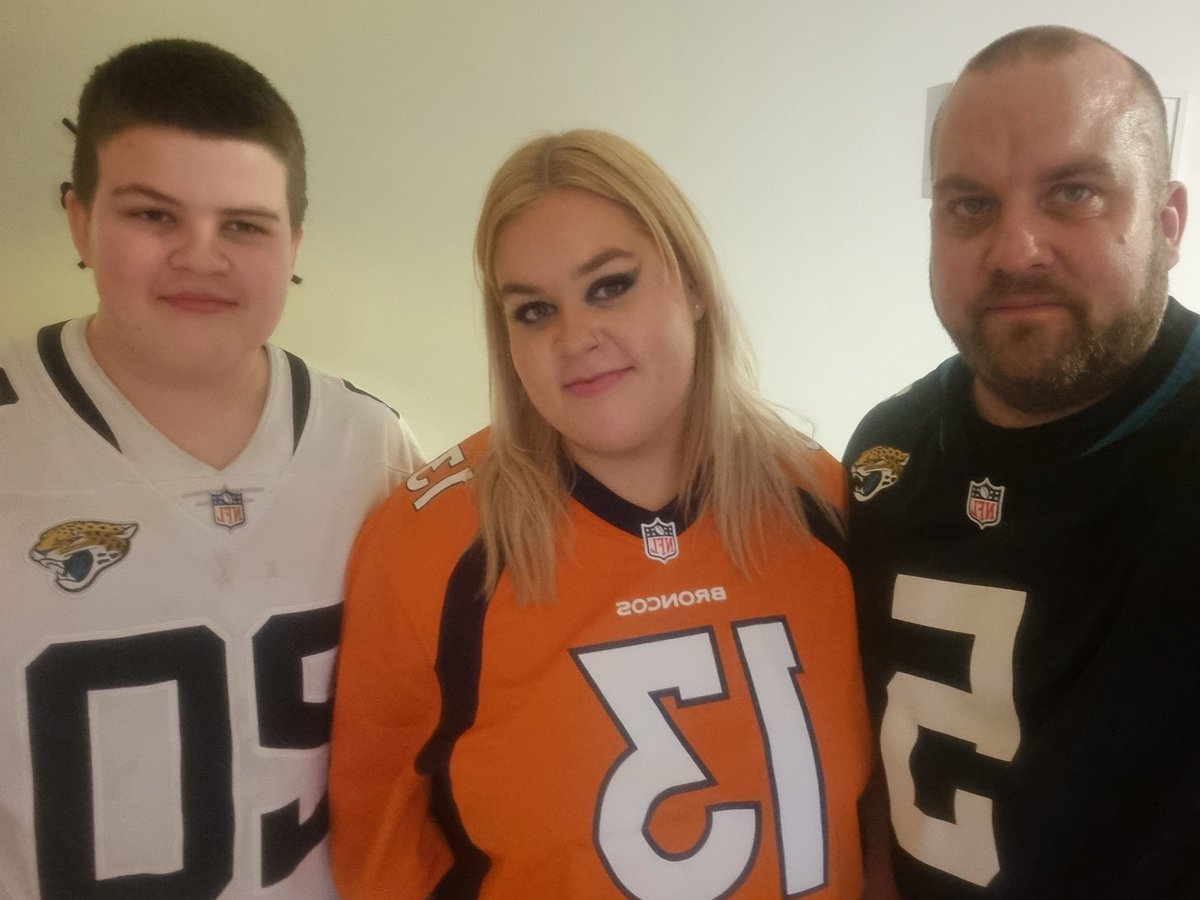 Við erum klár. Mamma þarf að vinna. #svekkjandi #NFLisland