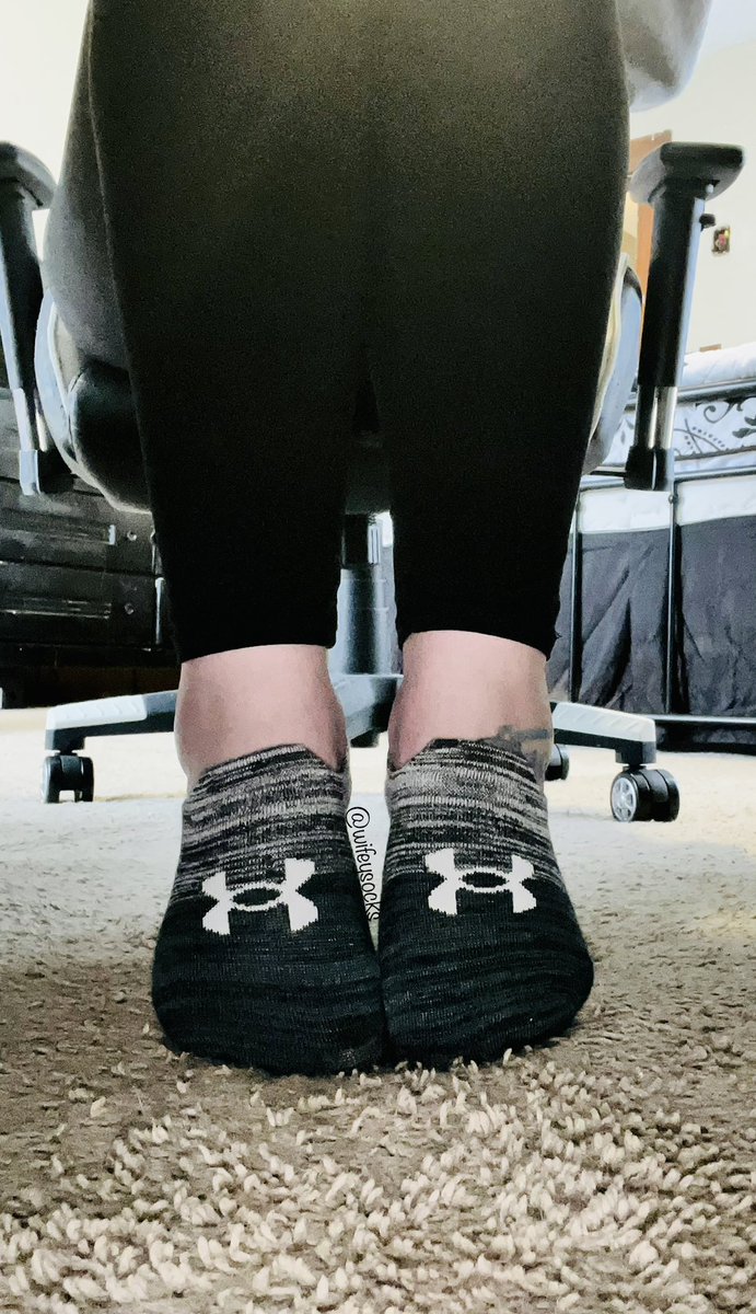 WifeySocks's tweet photo. 🍑😋 #wifeysocks #curvywife #noshowsocks #sexysocks #socksniffer #sockworship #bootie #underarmour #cutiewithabootie https://t.co/57sTjbFxPB