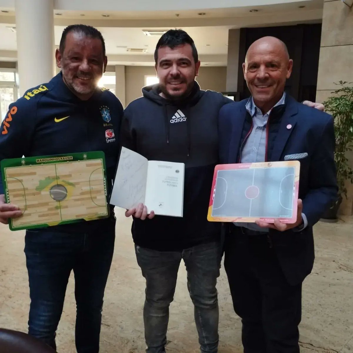 PayanSport's tweet photo. Pizarra muy especial diseñada y fabricada con muchísimo cuidado y cariño, como hacemos siempre, a la altura del trato recibido.
Muchísimas gracias @lucianohf_6 por confiar en PAYANSPORT ⚽💪. https://t.co/pswRreSpkE