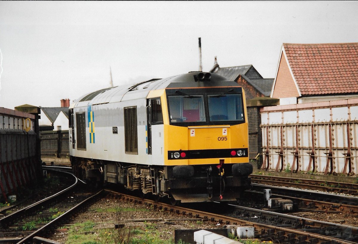 Manchester Victoria 25th April 1992
British Rail Class 60 diesel loco 60095 'Crib Goch' in Railfreight Construction colours heads light engine away from the station
Now part of GBRF Fleet
#BritishRail #Class60 #Construction #Railfreight #Manchester #Victoria #trainspotting 🤓