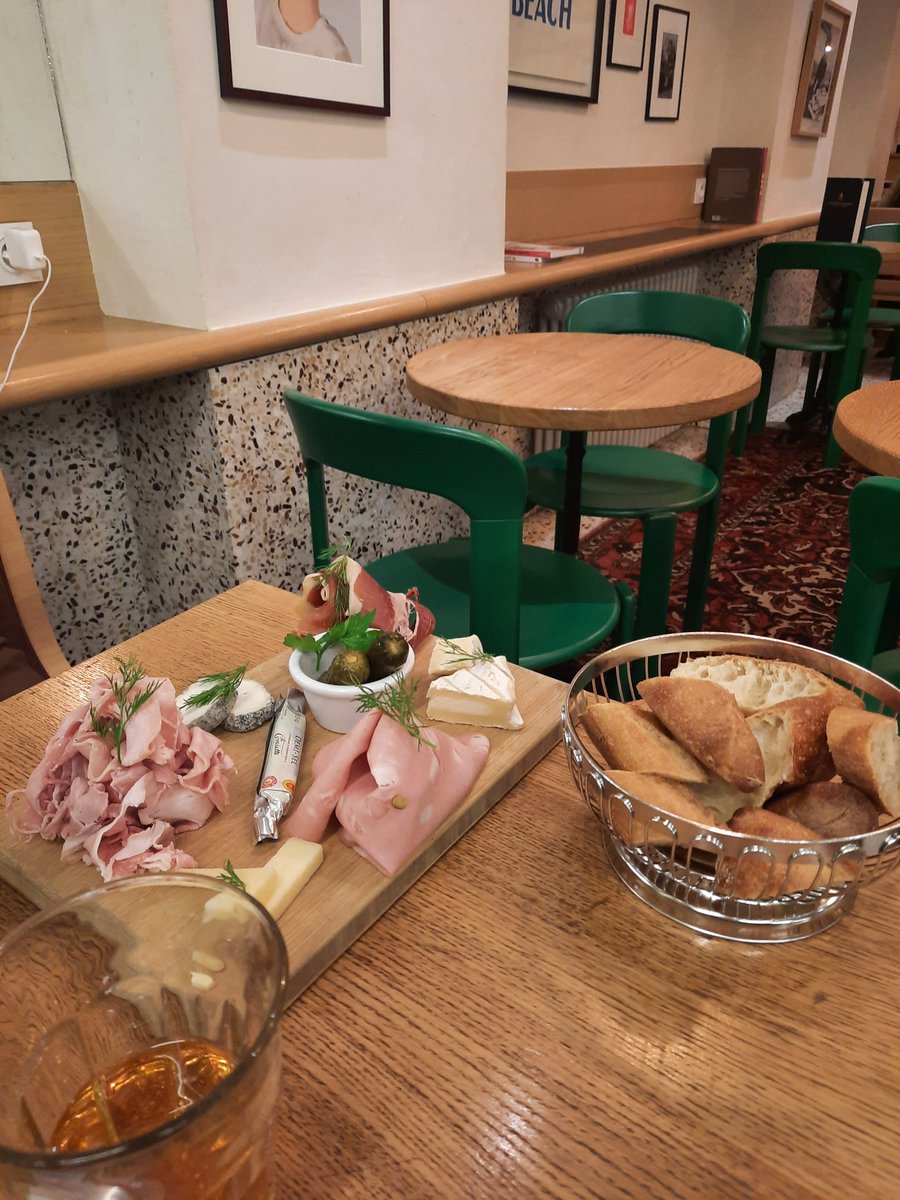 batteramiki's tweet photo. 何年ぶりかに生ハムを食べたよ。
南仏では、よく食べてたので、懐かしかった。今年は、第三の故郷コリウールに行くのが目標🎵 #maisonplisson https://t.co/8iMusGz40p