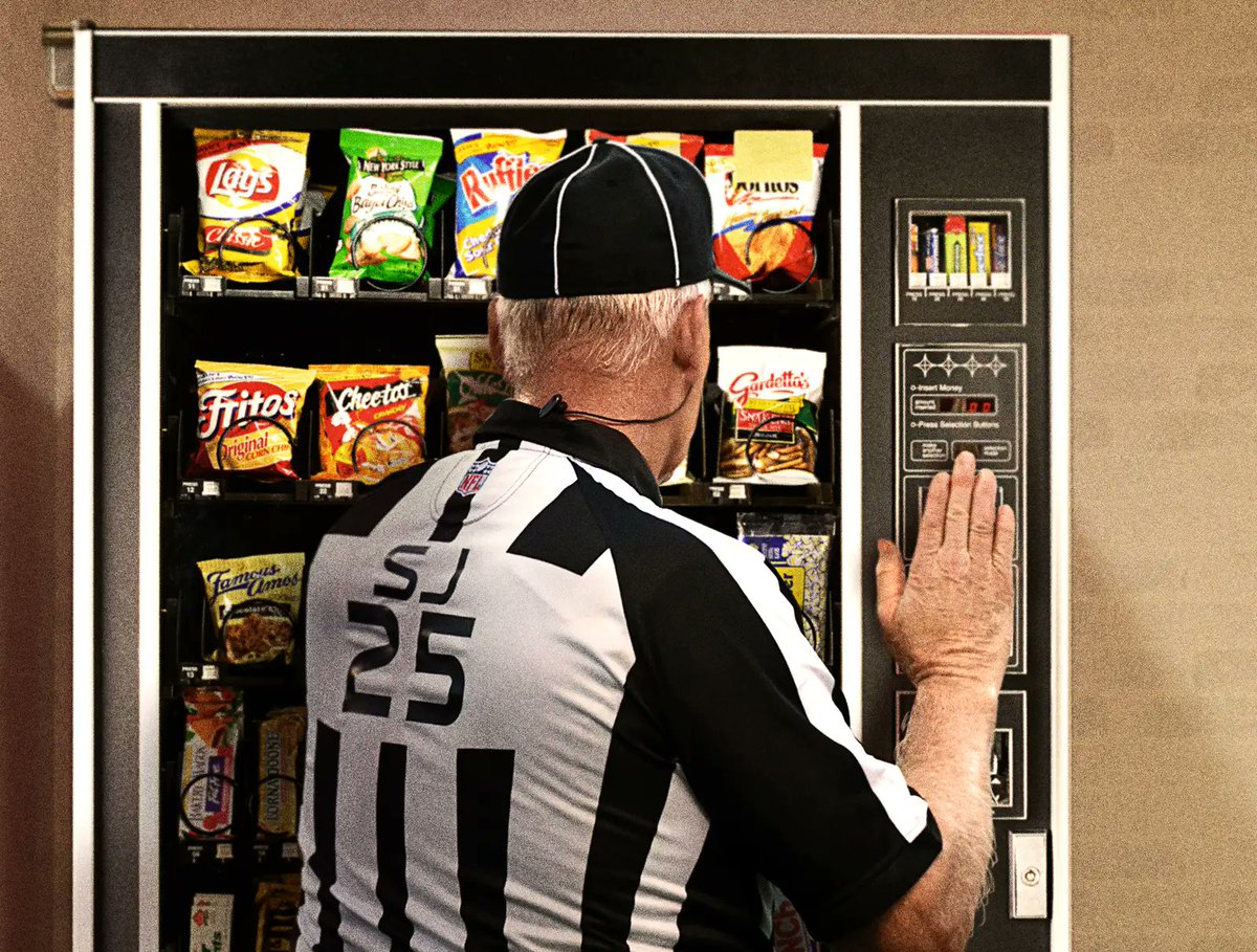 Panicked Referee Trying To Retrieve Super Bowl Coin From Vending Machine Before Opening Toss bit.ly/3YG7l9U