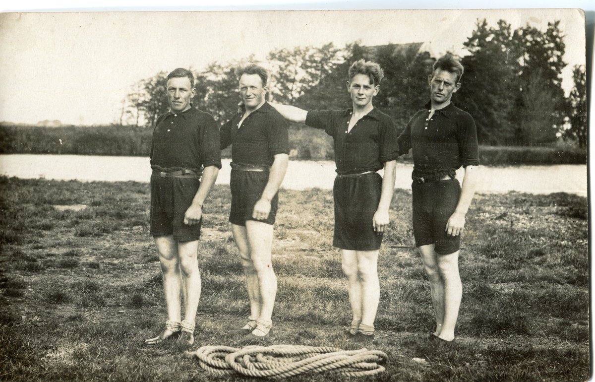 schermereiland's tweet photo. Sportief Schermerhorn, 100 jaar geleden. Vier leden van Gymnastiekvereniging Volharding achter café De Roode Leeuw aan 't Zwet. https://t.co/A8Y3w1Jnu5 https://t.co/FRePGwz13n