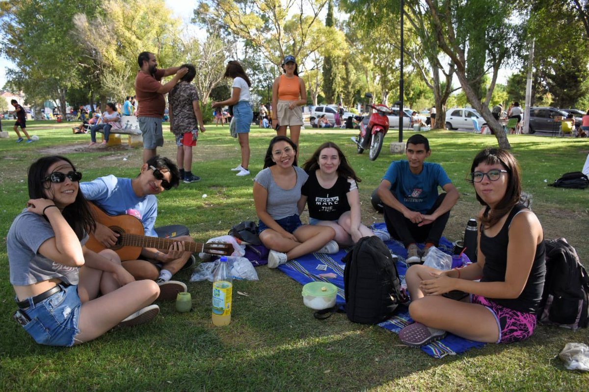 TWAMADERNA's tweet photo. Otro fin de semana que se vivió a pleno en Trelew.
Con las altas temperaturas las y los vecinos aprovecharon los espacios al aire libre para compartir buenos momentos.

#TenésTrelew https://t.co/ypSRjaQAhW
