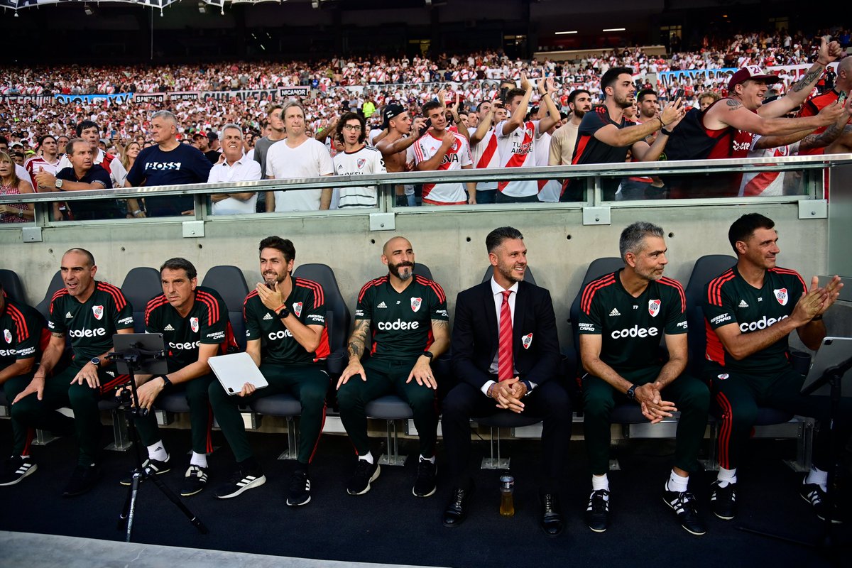 RiverPlate's tweet photo. Primera fila ⚪️❤️⚪️ https://t.co/fUlHPEeWhG