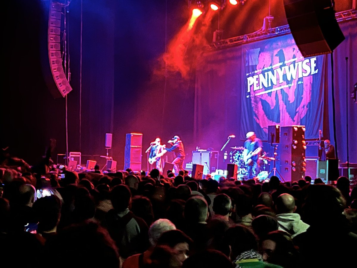 aymericseassau's tweet photo. Ce soir à #Nantes c’était #dropkickmurphys ( + The #Rumjacks et #Pennywise en première partie) et c’était coooool! 🤘⚡️😎
« The boys are back and they’re looking for trouble! »
Qui a dit qu’on était trop vieux? 😉 https://t.co/wavCueLbg4