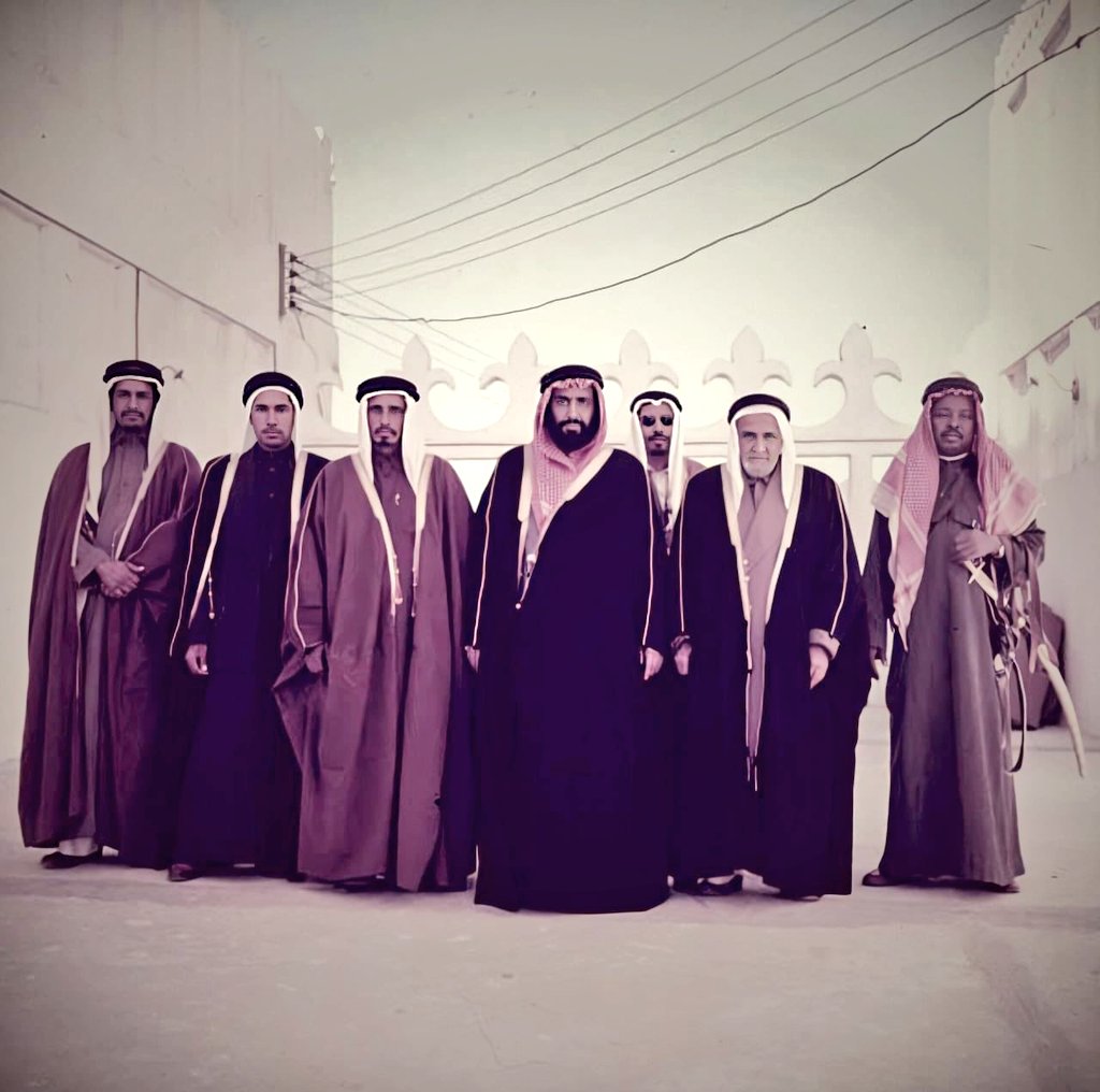 BanderbinShary's tweet photo. #معدّي لقب الأمير
سعود بن عبدالله بن جلوي رحمه الله 
معناه أنهُ تعدّى أقرانه بالشجاعة
و المراجل و المواقف
📸
من نوادر الصور #لمعدّي
الأمير سعود بن عبدالله بن جلوي
أمير #الاحساء رحمه الله
في مجلسه بقصر السراج في #الهفوف
بجانبه سيفه  سـنة ١٣٥٨هـ ١٩٣٩م

واحة البريمي #مايكل_مورتن https://t.co/o7dXPUl9Yb