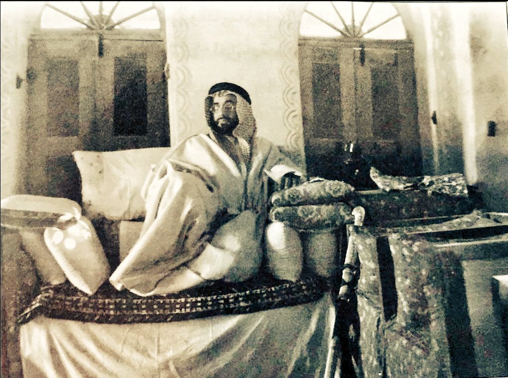 BanderbinShary's tweet photo. #معدّي لقب الأمير
سعود بن عبدالله بن جلوي رحمه الله 
معناه أنهُ تعدّى أقرانه بالشجاعة
و المراجل و المواقف
📸
من نوادر الصور #لمعدّي
الأمير سعود بن عبدالله بن جلوي
أمير #الاحساء رحمه الله
في مجلسه بقصر السراج في #الهفوف
بجانبه سيفه  سـنة ١٣٥٨هـ ١٩٣٩م

واحة البريمي #مايكل_مورتن https://t.co/o7dXPUl9Yb