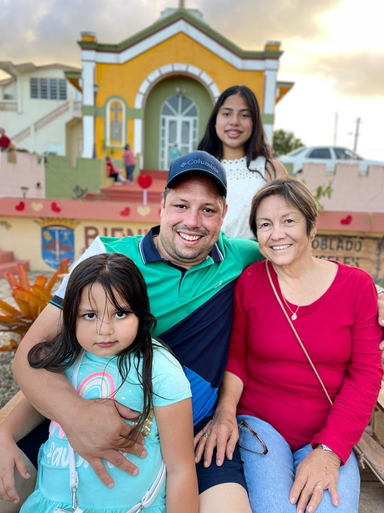 Hoy terminamos el día compartiendo en familia y con nuestra gente de Utuado en el Bo. Ángeles en su plaza pública; por cierto quedó hermosa!!!!.Gracias a todos los colaboradores  y feliz día de San Valentín 💞