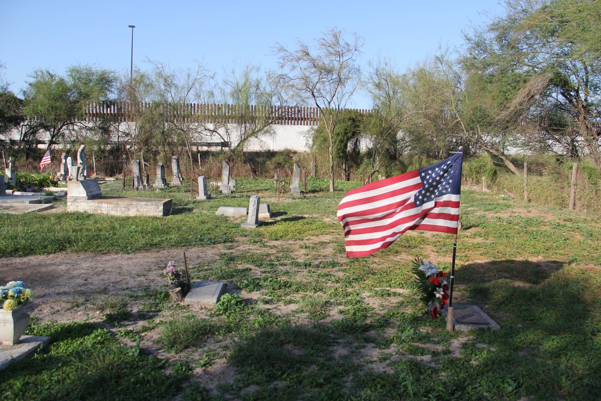 The historic Eli Jackson cemetery in S. TX, looking north at the border wall that @POTUS and @SecMayorkas built despite the announced pause in construction and Congress' exemption of historic cemeteries from border wall construction.

#noborderwall #notanotherfoot