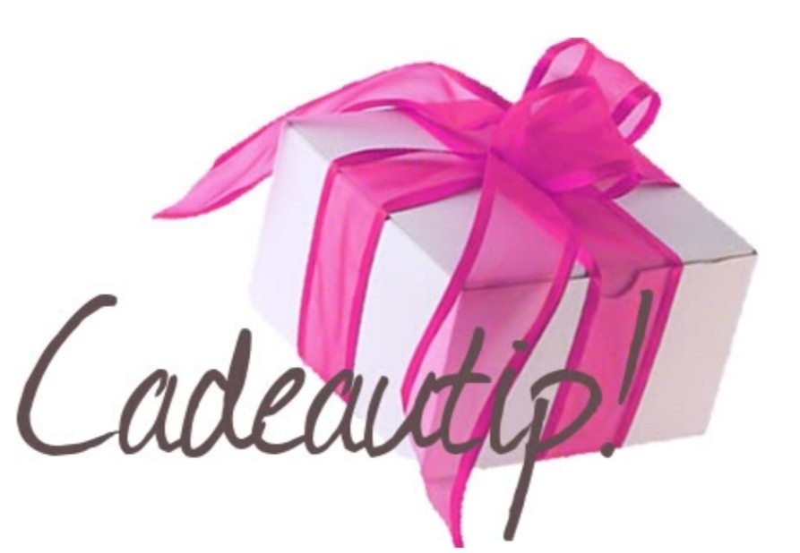 Een gezellige opening is voor mij eigenlijk al het cadeautje! Dus je hoeft niks mee te nemen, wil je dit toch doen? Dan denk aub aan de kinderverjaardagen, dus bv boodschappen. Tuurlijk word ik blij van bloemen...maar een glimlach van een kind is duizend maal mooier❤️