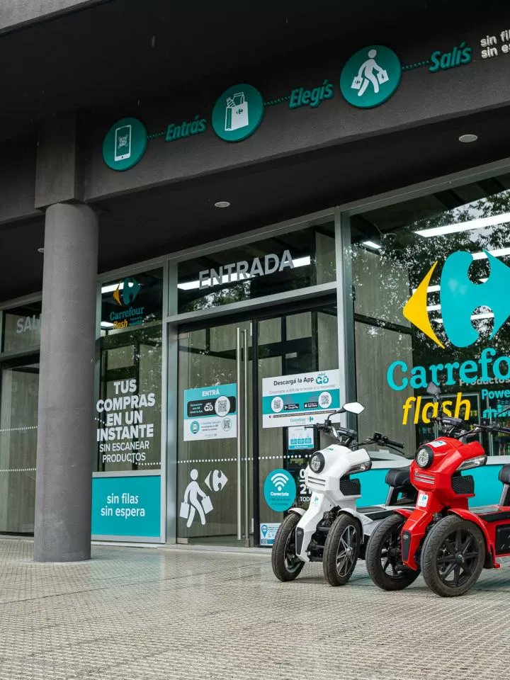 FinanzasArgy's tweet photo. 🇦🇷Carrefour abrió su primer supermercado inteligente "Flash" en Argentina (Pilar - PBA)

👉🏻Lo desarrolló en alianza con la tecnológica Go2Future, una startup argentina

🔹Se compra con una app
🔹No hay cajas
🔹No hay que hacer colas ni pasar los productos por un lector de código https://t.co/6BhdyBGuRr