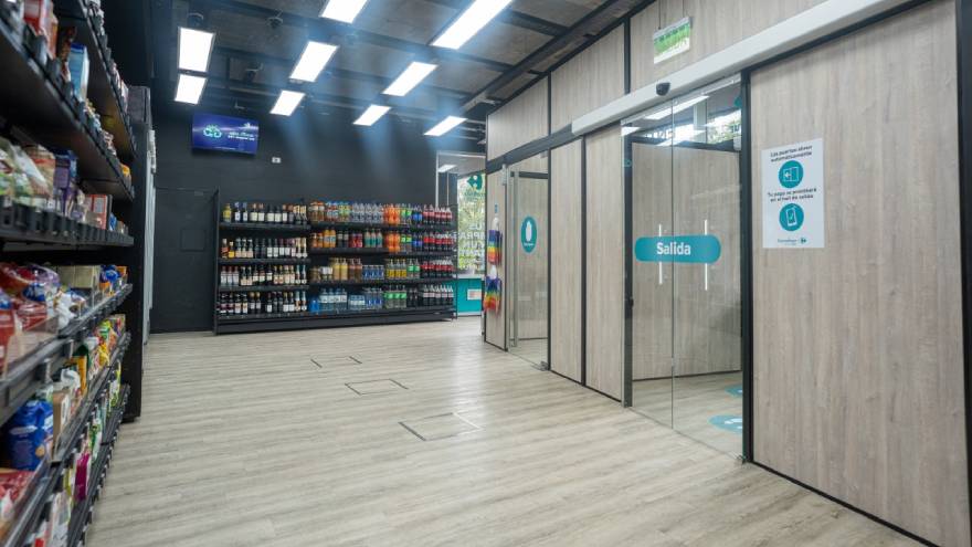 FinanzasArgy's tweet photo. 🇦🇷Carrefour abrió su primer supermercado inteligente "Flash" en Argentina (Pilar - PBA)

👉🏻Lo desarrolló en alianza con la tecnológica Go2Future, una startup argentina

🔹Se compra con una app
🔹No hay cajas
🔹No hay que hacer colas ni pasar los productos por un lector de código https://t.co/6BhdyBGuRr