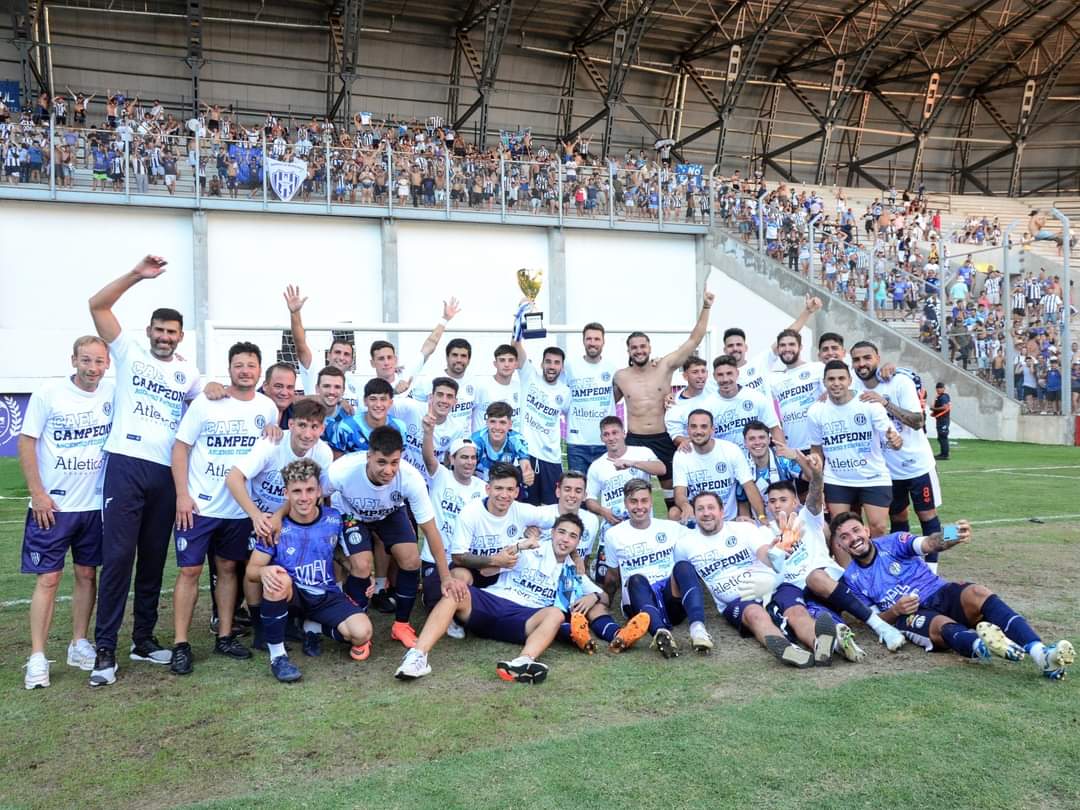 TanoFerroOK's tweet photo. A esta hora, aprox, hace 1 semana festajabamos el ascenso al @ElFederalA de el @CAEL1915  una locura que permanecerá en el recuerdo del hincha y más a los que lo presenciamos... Te AMO León 🦁💙🤍💙 muchas gracias por está alegría! https://t.co/QUXDxtgWLT