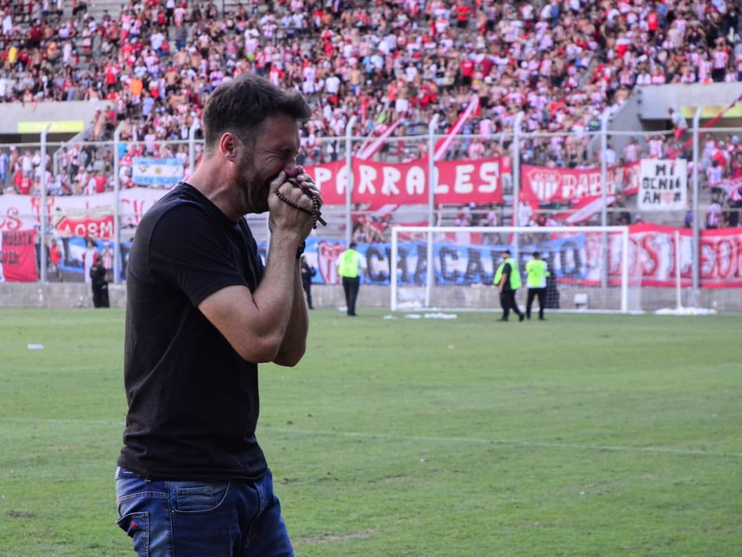 TanoFerroOK's tweet photo. A esta hora, aprox, hace 1 semana festajabamos el ascenso al @ElFederalA de el @CAEL1915  una locura que permanecerá en el recuerdo del hincha y más a los que lo presenciamos... Te AMO León 🦁💙🤍💙 muchas gracias por está alegría! https://t.co/QUXDxtgWLT